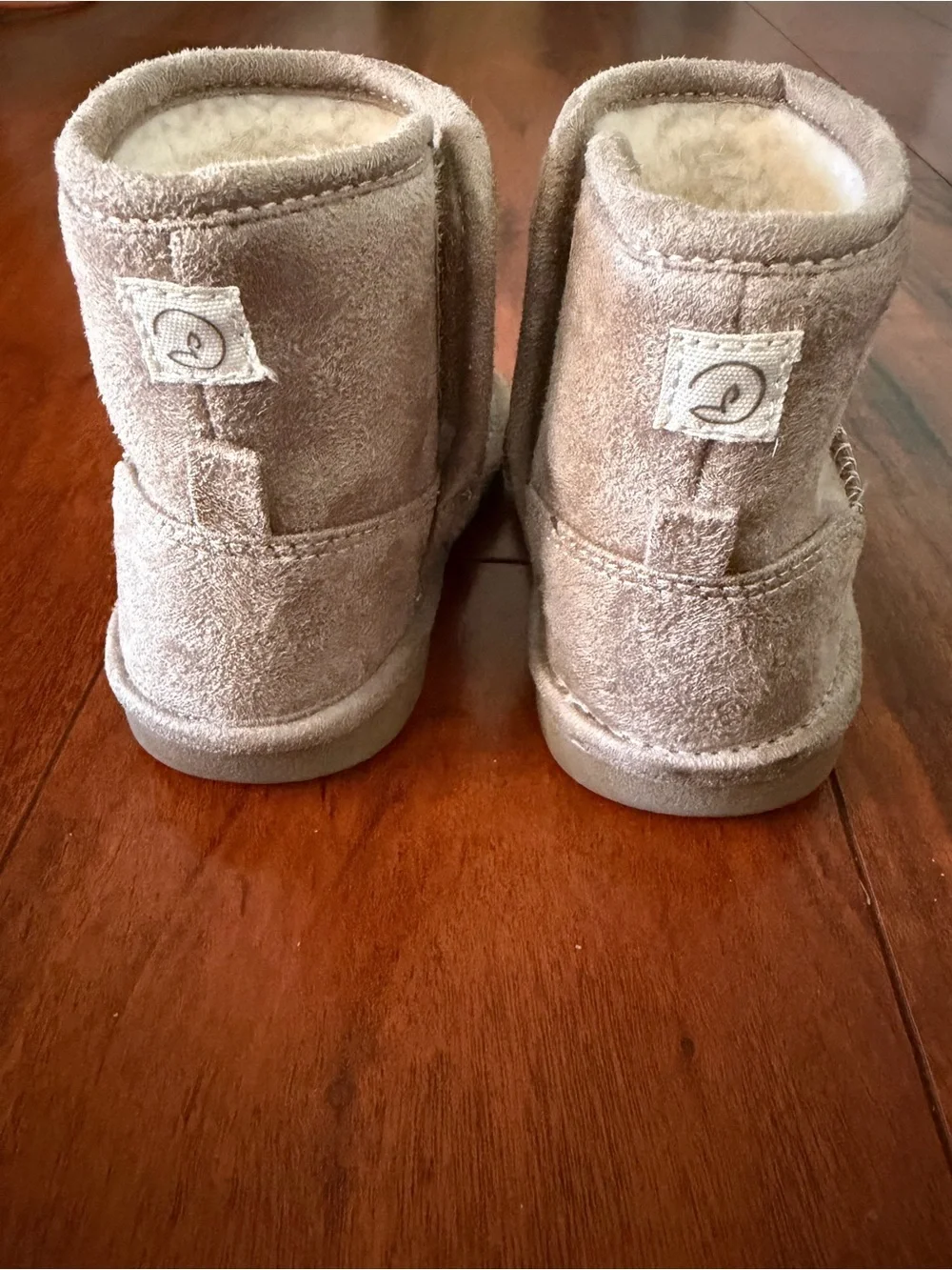 Kids Plush-Lined Boot in Light Gray - Cozy Winter Footwear Size 4